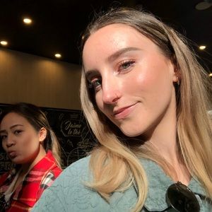 Meet your Posher, Claire